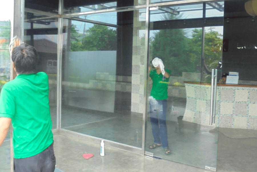 Quy Trình Lau Kính Trong Tòa Nhà Văn Phòng